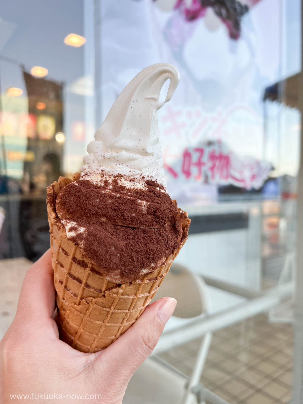tiramisu soft-serve ice cream、Momochi Now 北キツネの大好物ティラミスソフトクリーム