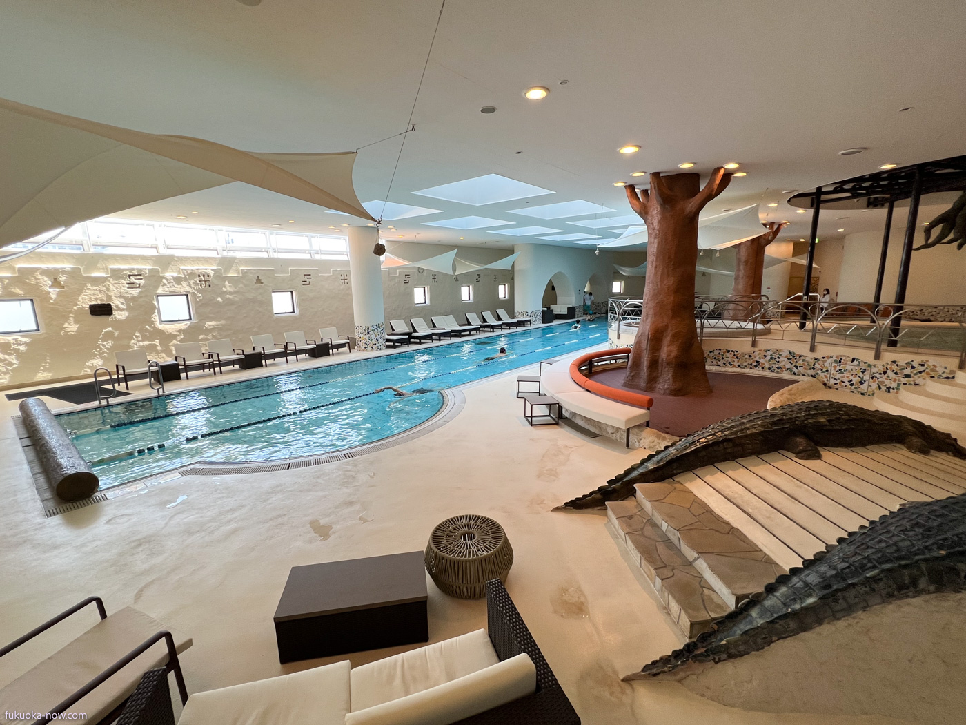 Fitness facility Sotokoto Club in Hilton Fukuoka SeaHawk - indoor pool. ヒルトン福岡シーホークのフィットネス施設ソトコトクラブ室内プール