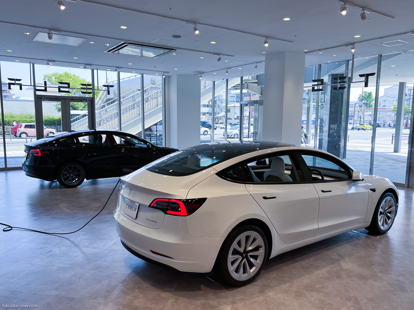 Tesla Inc in Mark Is Fukuoka Momochi - Electric vehicle Model 3, マークイズ福岡ももち「テスラ福岡」に展示されている電気自動車 T Model 3