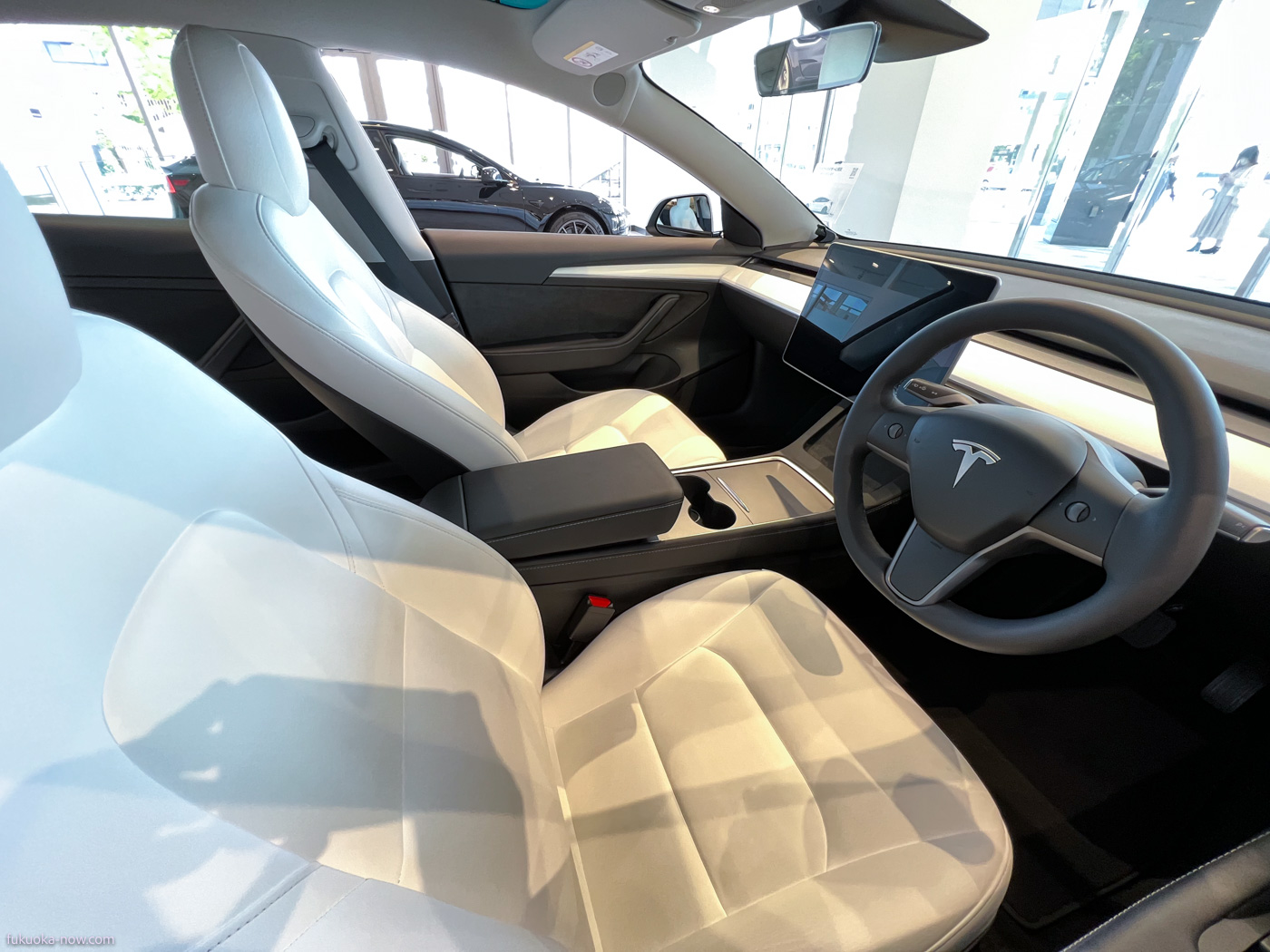 Tesla Inc in Mark Is Fukuoka Momochi - Electric vehicle Model 3, マークイズ福岡ももち「テスラ福岡」に展示されている電気自動車 T Model 3