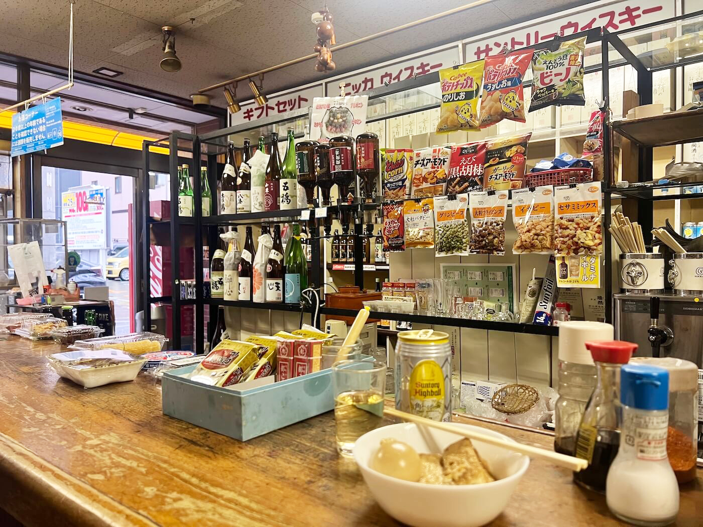 酒屋の片隅で街の日常に溶け込む - 北九州角打ち | Fukuoka Now